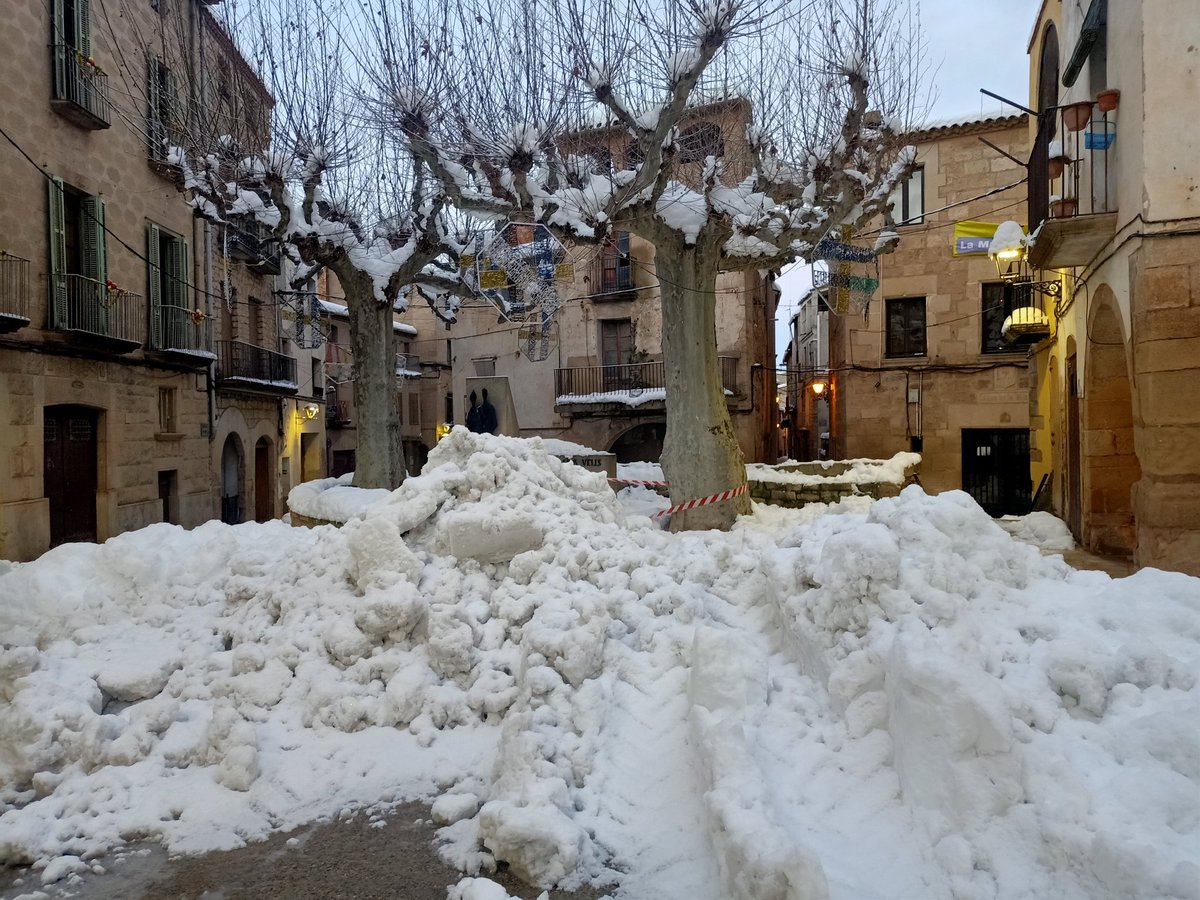buslleida's tweet photo. Així es desperta aquest dilluns l'#Albi, a les #Garrigues. L'ajuntament demana als veïns demana als veïns que no surtin de casa si no és imprescindible @Cati_Lleida 
@Catinformacio 
#neucatràdio https://t.co/7KeuoVcFJF