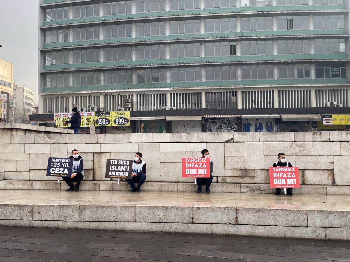 Bugün Ankara Ulus medyanında, Halis Bayancuk Hoca'nın uğramış olduğu zulümler ve süreçteki hukuksuzluklara dikkat çekmek adına Tevhid Dergisi gönüllüsü kardeşlerimiz tarafından oturma eylemi düzenleniyor. 

#HalisHocayaÖzgürlük 
HalisBayancuk Davası