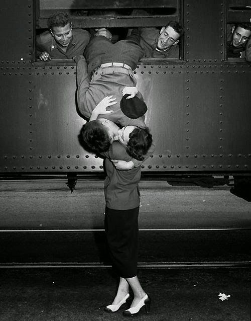 E l’amore tutto travolge e tutto squassa 

perché è la sola cosa 

che fa sopportare la monotonia del mondo, 

i giorni sempre uguali

Stefano Tofani "Fiori a rovescio"

#CasaLettori 

<a href="/CasaLettori/">Casa Lettori</a>