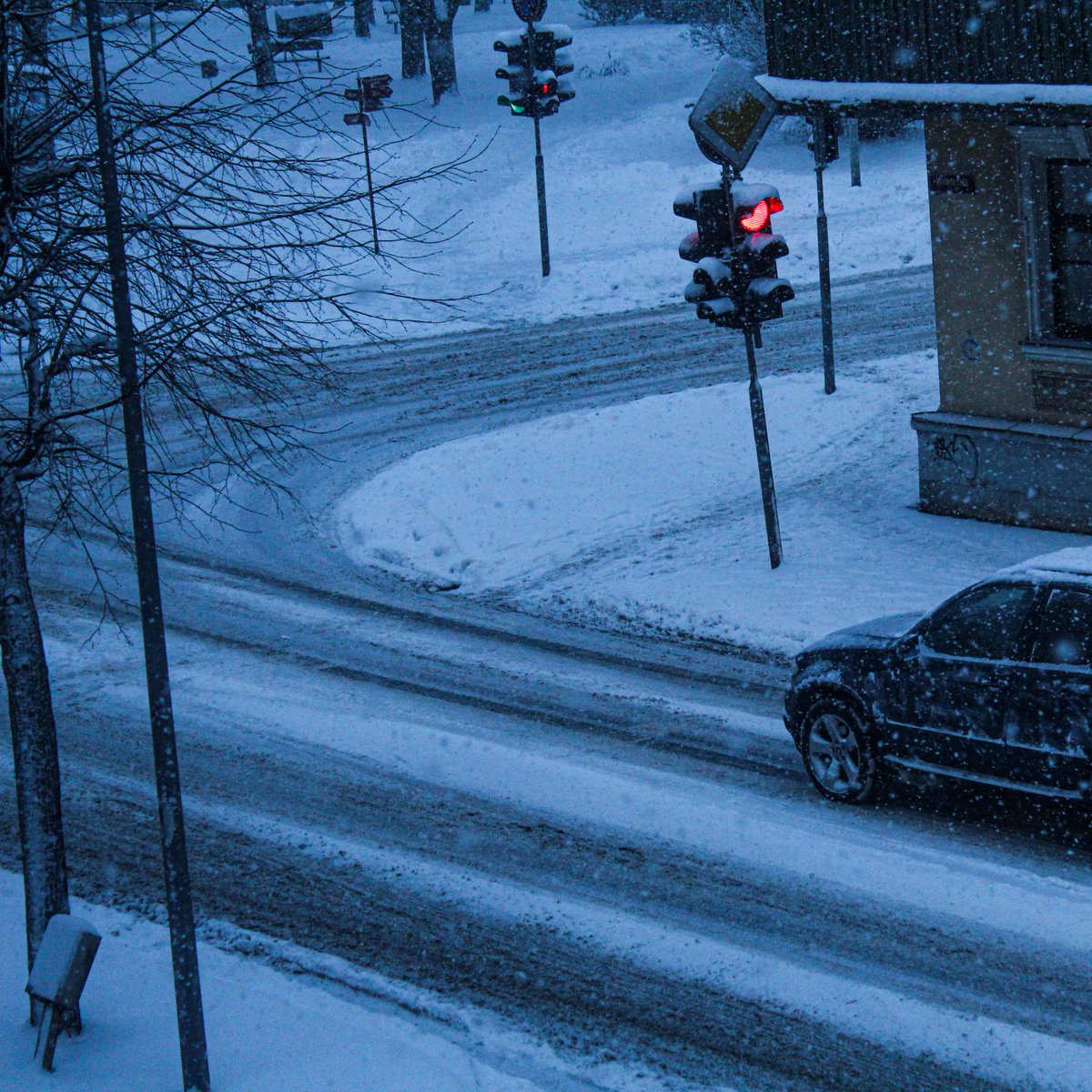 MeteoLatvia's tweet photo. Jelgavā un daudzviet valsts centr. daļā pašlaik stipri snieg. Brīžiem arī puteņo. Sniega sega pēc maniem novērojumiem jau ir 6 cm.
#sniegs #putenis #ziema
@LVGMC_Meteo @boms_tricis @meteozinas @ltvzinas @kairokiitsak @JelgavaLV @AnniinaValtonen https://t.co/naZTCh4TYK
