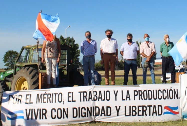 Rurales_FARER's tweet photo. Imágenes de la Asamblea de Productores ayer en #Crespo.
FARER junto a integrantes de la Mesa de Enlace provincial, representantes de las rurales entrerrianas, productores y ciudadanos. https://t.co/fFmzda5KZe