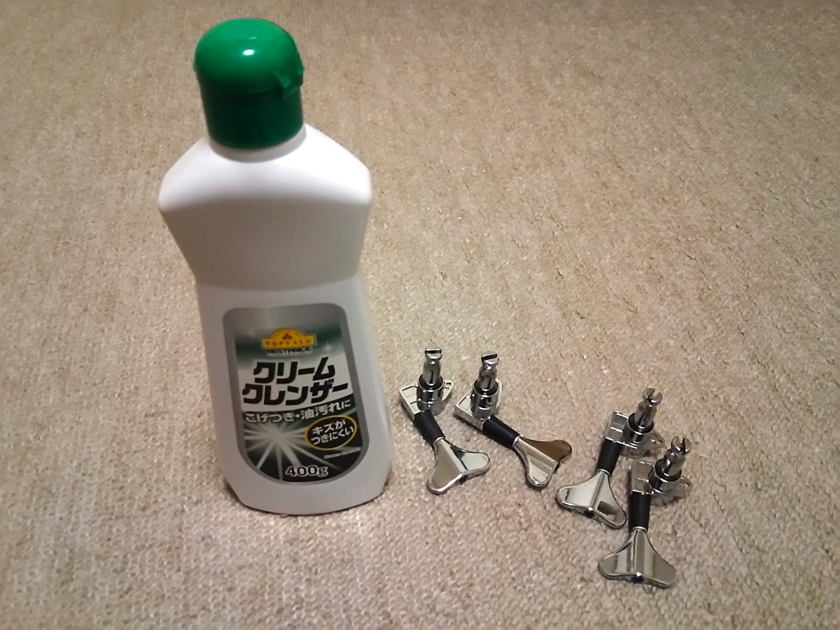 五条銀吾 各部金属パーツの汚れとくすみ取りもやった クレンザー使ったけど最近のはクリーミーなんだな ザラザラした研磨剤のイメージが覆る メッキのくすみとか取れてピカピカ フレットとネックの手あかは頑固だったけど紙ヤスリで強引に磨く そこら中