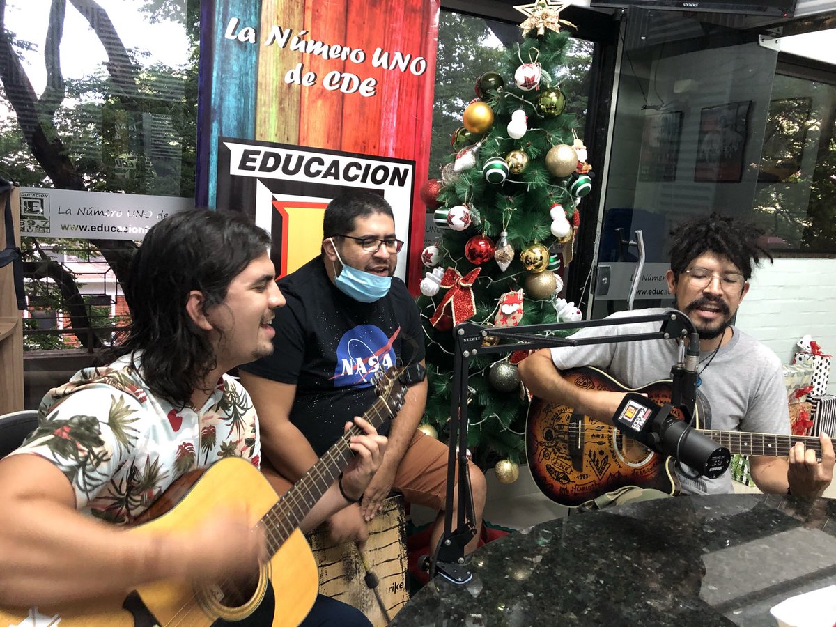 QueSeaRockPy1's tweet photo. 🎸Ayer tuvimos la visita de Rolu @astronautapy y Los Astronautas en  Peña👨‍🚀🚀...se despacharon con un acústico de la gran 7🔥..tremenda banda de Ciudad del Este🇵🇾#quesearock

#radiorock #espaciorock #cderock #altoparanarock https://t.co/S5dZ7Ny3kt
