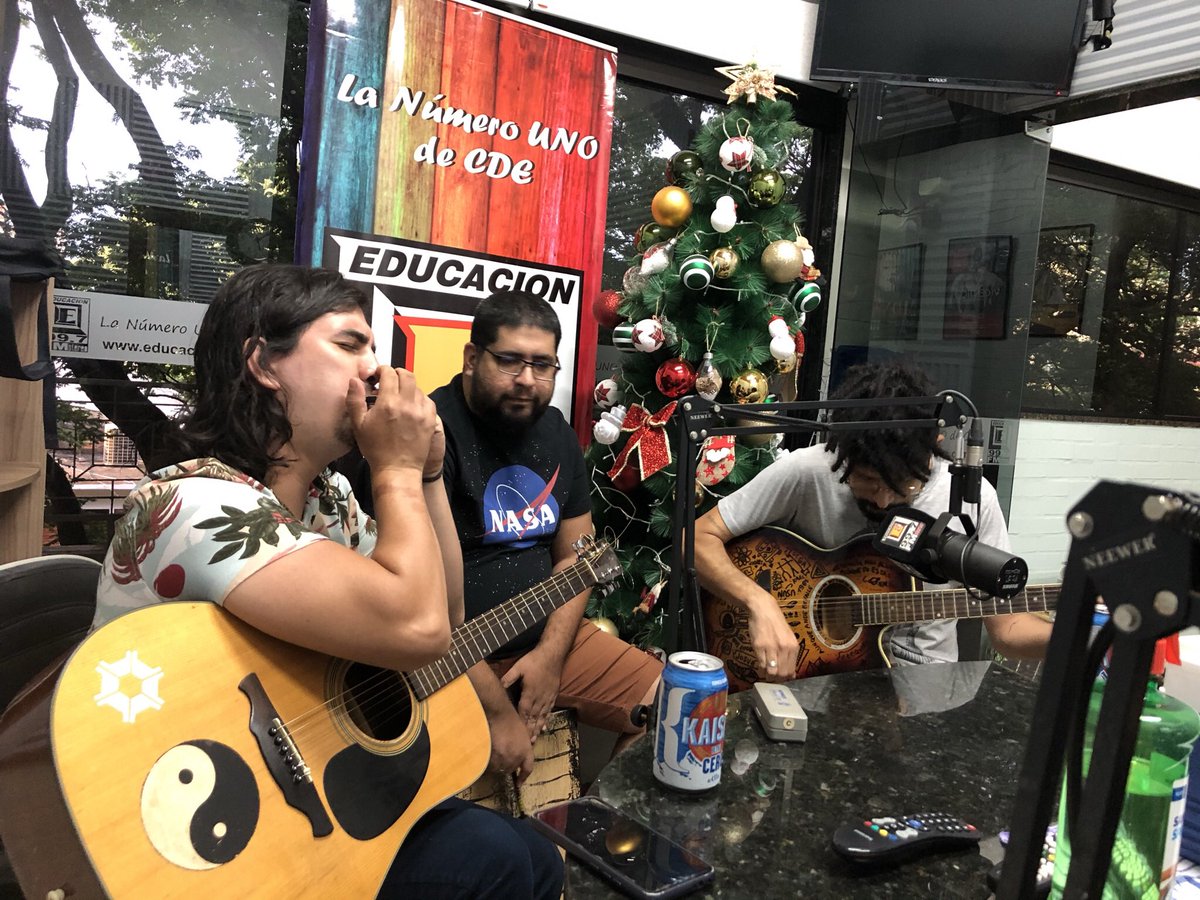 QueSeaRockPy1's tweet photo. 🎸Ayer tuvimos la visita de Rolu @astronautapy y Los Astronautas en  Peña👨‍🚀🚀...se despacharon con un acústico de la gran 7🔥..tremenda banda de Ciudad del Este🇵🇾#quesearock

#radiorock #espaciorock #cderock #altoparanarock https://t.co/S5dZ7Ny3kt