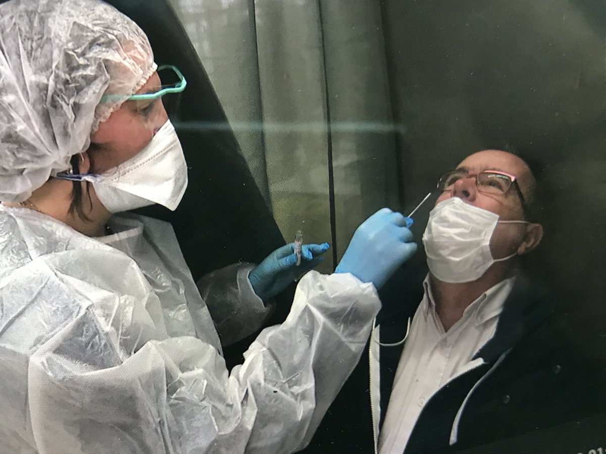 barbasix's tweet image. Début du #dépistage massif à #Roubaix... et confidence du « préleveur ». Je reconnais les cas positifs au prélèvement : l’écouvillon est jaune, vert, brillant mais sec. » #TopInfo #DuConcret