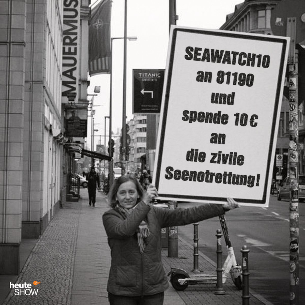 heuteshow's tweet photo. Deswegen sollten sich Politiker nie mit einem großen Schild in der Hand ablichten lassen https://t.co/W140XmXdCI