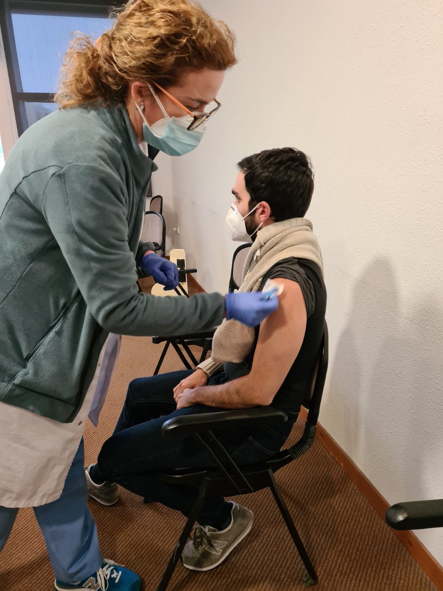 semgencat's tweet photo. Seguim amb més professionals vacunats. A les fotos: infermer de #Tarragona i #Barcelona, auxiliar Sala #Reus i metge de #Tarragona i Sala Reus.

Novament, gràcies a tots els que esteu fent possible la vacunació💉 contra la COVID-19 al SEM.

#Joemvacuno #Avancem @salutcat https://t.co/nivzQWL4Lt