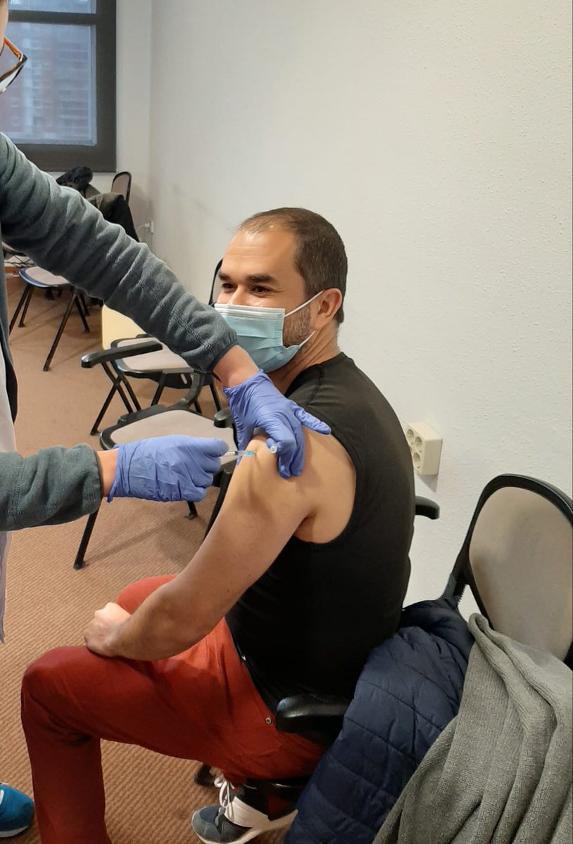 semgencat's tweet photo. Seguim amb més professionals vacunats. A les fotos: infermer de #Tarragona i #Barcelona, auxiliar Sala #Reus i metge de #Tarragona i Sala Reus.

Novament, gràcies a tots els que esteu fent possible la vacunació💉 contra la COVID-19 al SEM.

#Joemvacuno #Avancem @salutcat https://t.co/nivzQWL4Lt