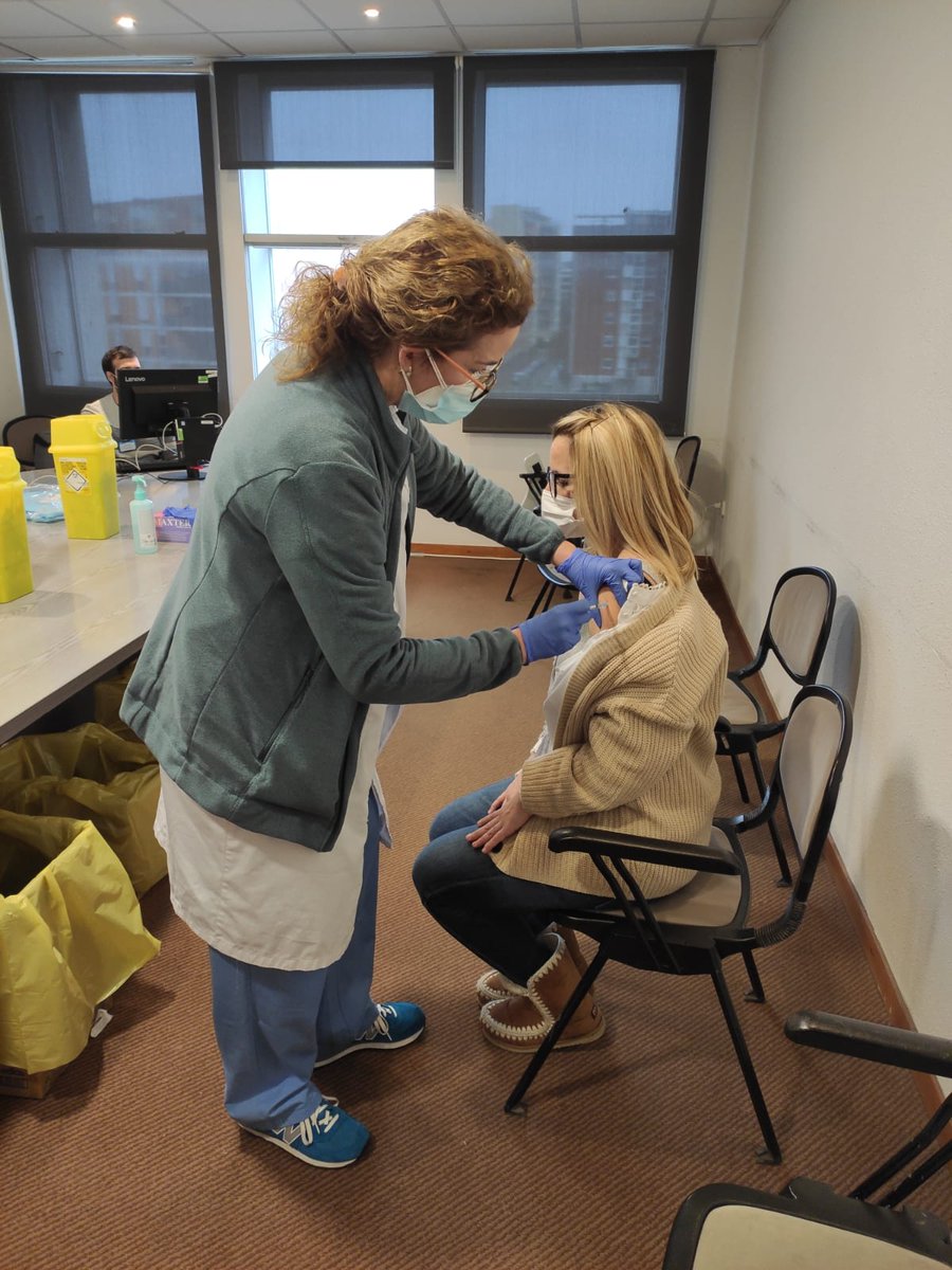semgencat's tweet photo. Seguim amb més professionals vacunats. A les fotos: infermer de #Tarragona i #Barcelona, auxiliar Sala #Reus i metge de #Tarragona i Sala Reus.

Novament, gràcies a tots els que esteu fent possible la vacunació💉 contra la COVID-19 al SEM.

#Joemvacuno #Avancem @salutcat https://t.co/nivzQWL4Lt