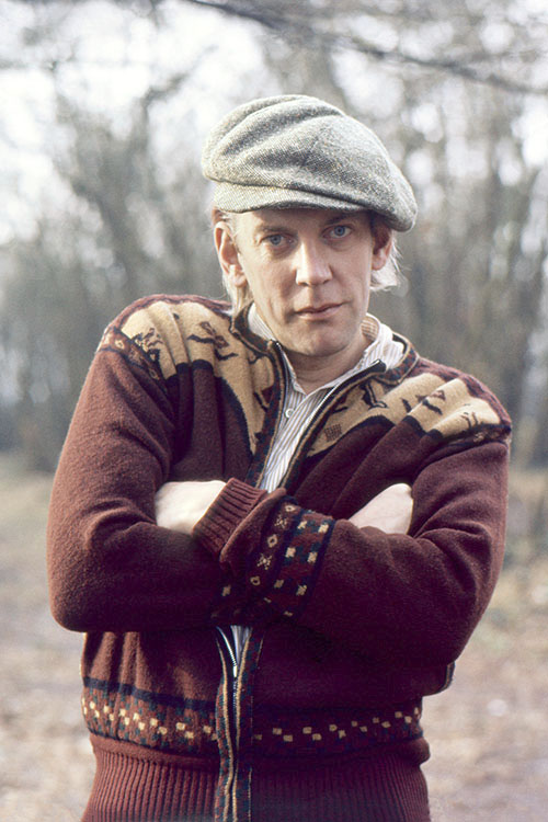 IconicImagesNet's tweet image. Canadian actor #DonaldSutherland during an off-set photoshoot whilst filming '1900' in 1976.
#Photography by #EvaSereny : iconicimages.net/photographers/…