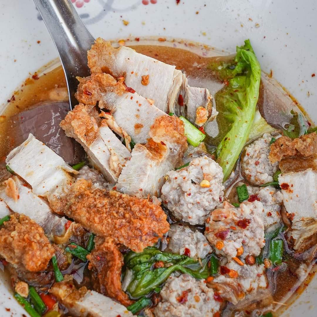 BPanthawit's tweet photo. เจ๊เล็ก ก๋วยจั๊บน้ำใส คือที่สุดของหมูกรอบ น้ำซุปใสกลมกล่อมหอมพริกไทยมากก แนะนำเลย ร้านอยู่แถวบางปะแก้ว 
พิกัดชัดๆ ตามลิ้งนี้เลย
https://t.co/DbuDivqwXm

#อร่อยไปแดก  #อร่อยบอกต่อ  #หมูกรอบ #cookclick #อัพเดตร้านดัง https://t.co/j7FmwBWPXA