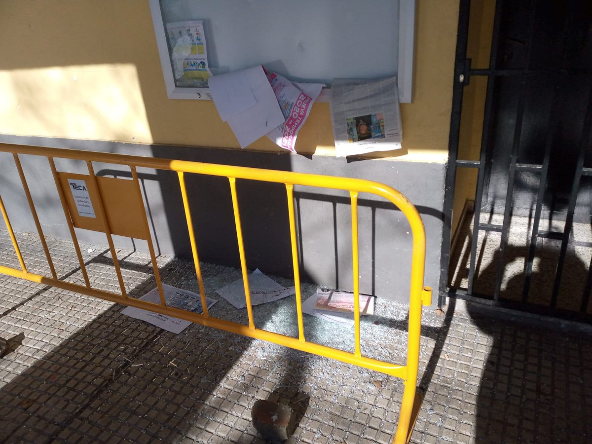 Ni la #pandemia ni la #grannevada de #Filomena acaban con los tontos. Unos vándalos han destrozado el tablón de anuncios de la Asociación. Y volveremos a ponerlo, tenedlo claro.