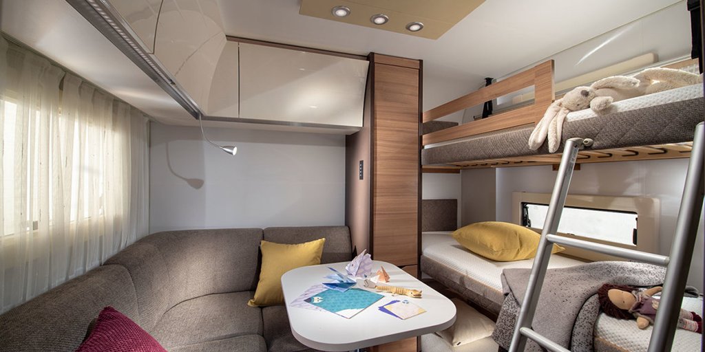 Bir karavanda daha iç açıcı bir dizaynı düşünemeyeceğiniz kadar geniş alanı ve birinci sınıf hissini iliklerinize kadar yaşatacak tarzıyla size film gibi bir tatil sunuyor. 💯

#adria #nngrup #karavan #kamp