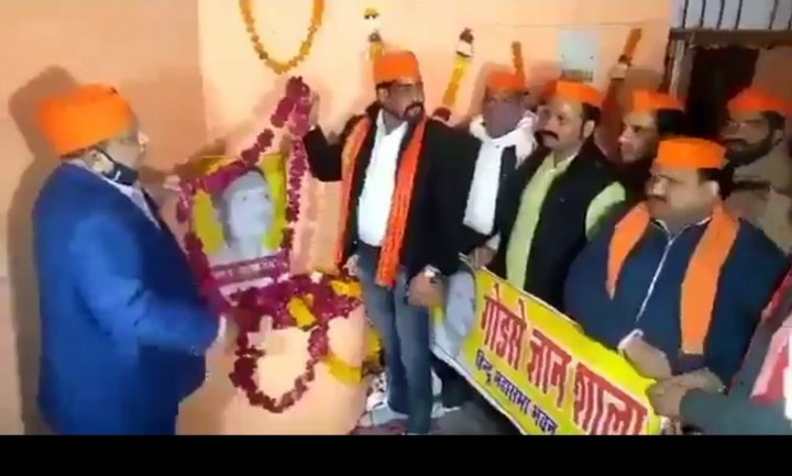 Shahnaw11145586's tweet photo. मध्यप्रदेश के ग्वालियर में देश का पहला आतंकवादी #गोडसे की ज्ञानशाला खुल गई। अब देखना जो संसद में चिल्लाते थे कि गांधी कांग्रेस के लिए ट्रेलर होंगे, हमारे लिए नहीं। वो चुप रहेंगे। किसानों को खालिस्तानी बताने वाले चड्डीगैंग के पत्रकार भी चुप रहेंगे।

#गोडसे_भक्त_कुत्ते_के_बच्चे_हैं https://t.co/IgwK3wWYnP