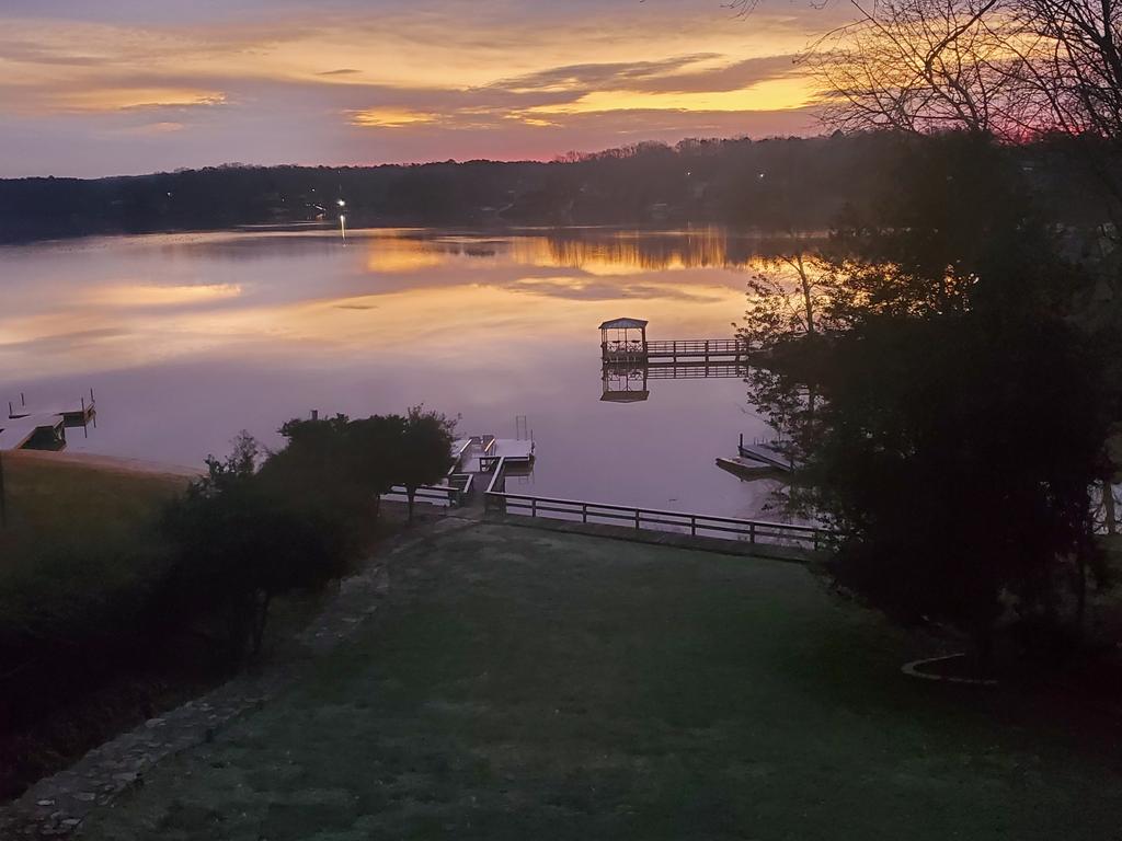 mcrumpt's tweet photo. @JZK60 @laniepope_wxii @michellewxii12 Morning at High Rock Lake. https://t.co/3YJSuovXvV