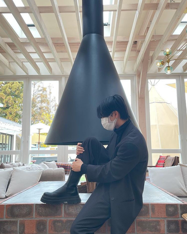 tapiocakyoudai's tweet photo. 210111 ; Sato Raira's Instagram update
Congratulations to everyone who turn into new adults🕴🏻✨
Congratulations to myself too😊
#MaskOnMask
#IWore
#ItWasEmbarrassing
#BUGVEL #RAIRA #佐藤來良 https://t.co/2z5qqcCzDg