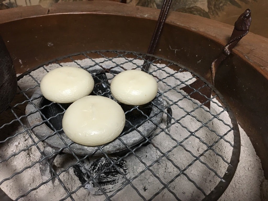 今日は鏡開き 炭火でお餅を焼くと 炭とお米の焼けた香りがして 鼻からもう楽しい 戸田江美 デザイナー大家のイラスト