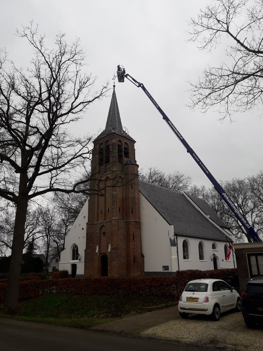 InfopuntEnspijk's tweet photo. Het raadsel van de verdwenen haan is ook weer opgelost in #Enspijk. Hij is voor onderhoud afgelopen oktober eraf gehaald en vandaag opgeknapt en glimmend terug geplaatst.
Hij kan weer waken over Enspijk. https://t.co/5J54ZfQ3WM