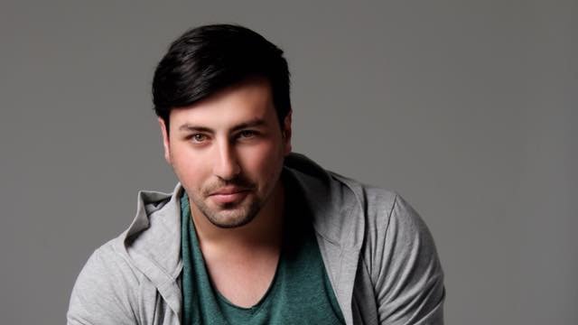 #Glansnuus: <a href="/Henrico_Coetzer/">Henrico Coetzer</a> wat naam gemaak het op <a href="/MaakMyFamous/">Maak my Famous</a> stel #HoormyWoorde digitaal vry! Dis ’n pragtige popverwerking, met ’n ritmiese aanslag, waarmee die sanger graag vir die land wil wys wie hy is en dat hy vuur en vlam is oor die toekoms. <a href="/StarburstPromo/">Starburst Promotions</a>