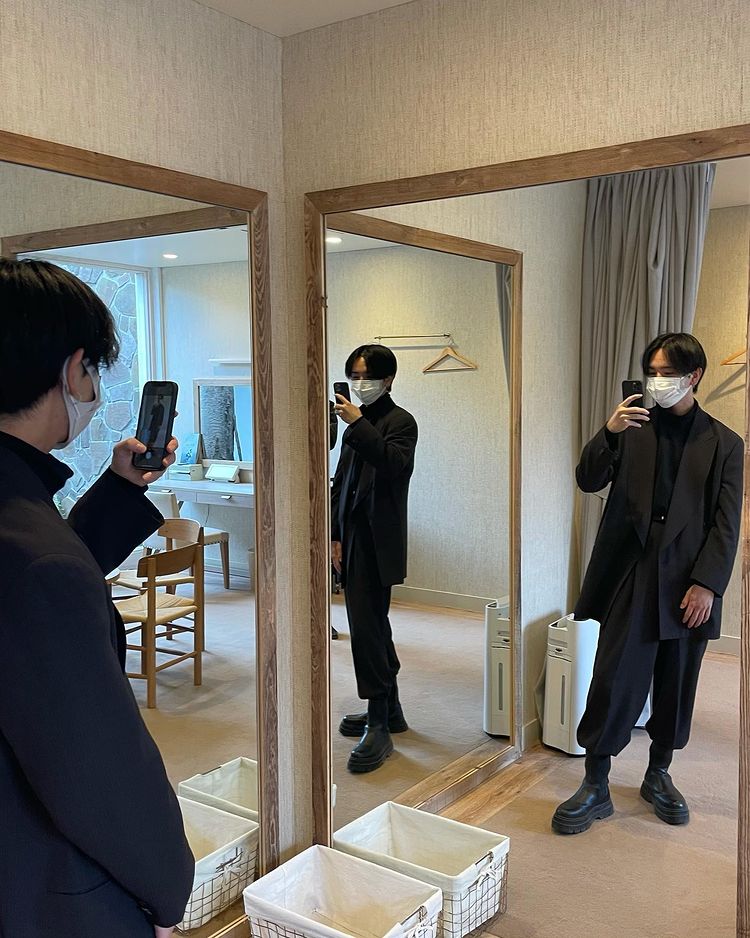 tapiocakyoudai's tweet photo. 210111 ; Sato Raira's Instagram update
Congratulations to everyone who turn into new adults🕴🏻✨
Congratulations to myself too😊
#MaskOnMask
#IWore
#ItWasEmbarrassing
#BUGVEL #RAIRA #佐藤來良 https://t.co/2z5qqcCzDg