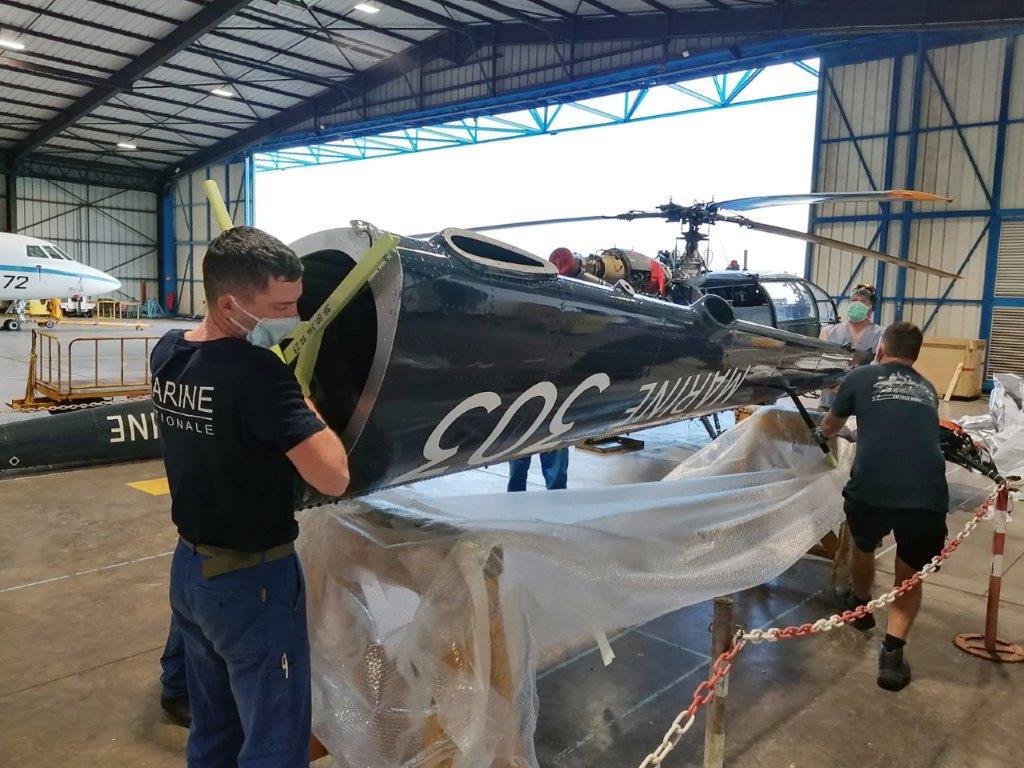 EtatMajorFR's tweet photo. [#FAPF] #LeSaviezVous ? Cet hélicoptère équipe la FS Prairial et étend ses capacités dans ses missions : surveillance de la ZEE 🇫🇷, #POLPECHE, renseignement, assistance en mer, #NARCOPS…
#NotreDéfense 2/2 
➡️ https://t.co/eFYUc2vkKT https://t.co/GqjMm9D9cj