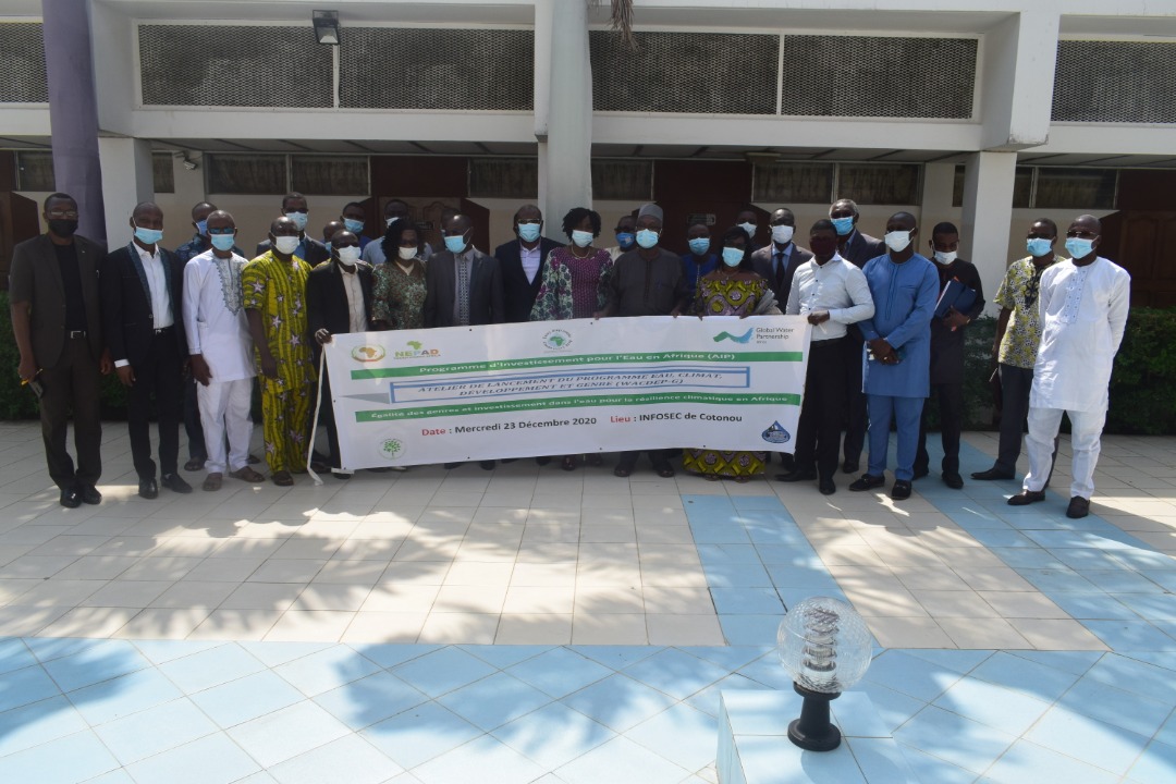 GwpWaf's tweet photo. Égalité des genres et investissements pour l'eau résilients au changement climatique en Afrique: atelier de lancement de #WACDEP-G au Bénin, le 23 décembre 2020 avec @PneBenin dans le cadre du Programme d'investissement pour l’eau en Afrique (#AIP). https://t.co/HRCO5TOoKi
