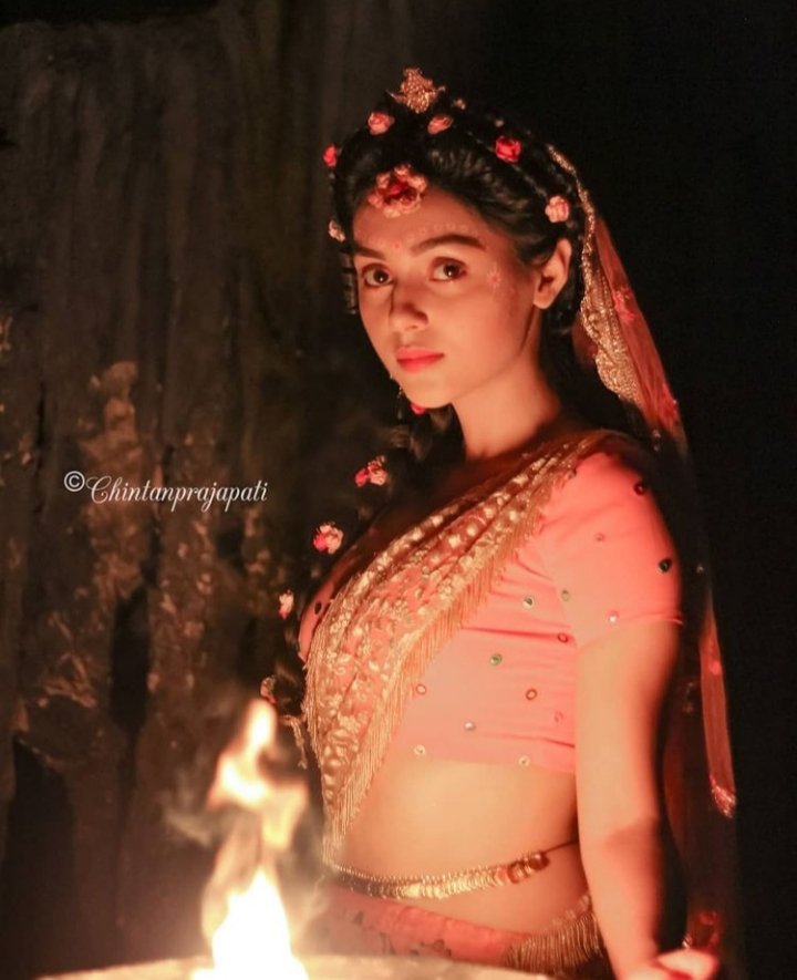 ___nur_nama__'s tweet photo. Radha.....jo prem k liye pushp jaisa komal💖💖💖 aur Naie k liye Rudra jaisa kathore......✨✨✨
#MallikaSingh
@iammallikasingh
#RadhKrishn https://t.co/5fGlEWINQI