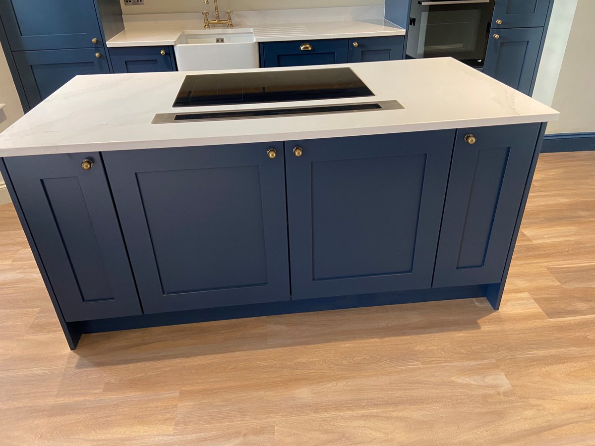ibuild_wales's tweet photo. Our most recent kitchen project completed. Luxurious Dark Blue painted Ash shaker, Silestone Calacatta worktops &amp; upstand. 
Siemens appliances inc downdraft hood in the island. Bronze cup &amp; knob handles. https://t.co/5CKJYVMjS6