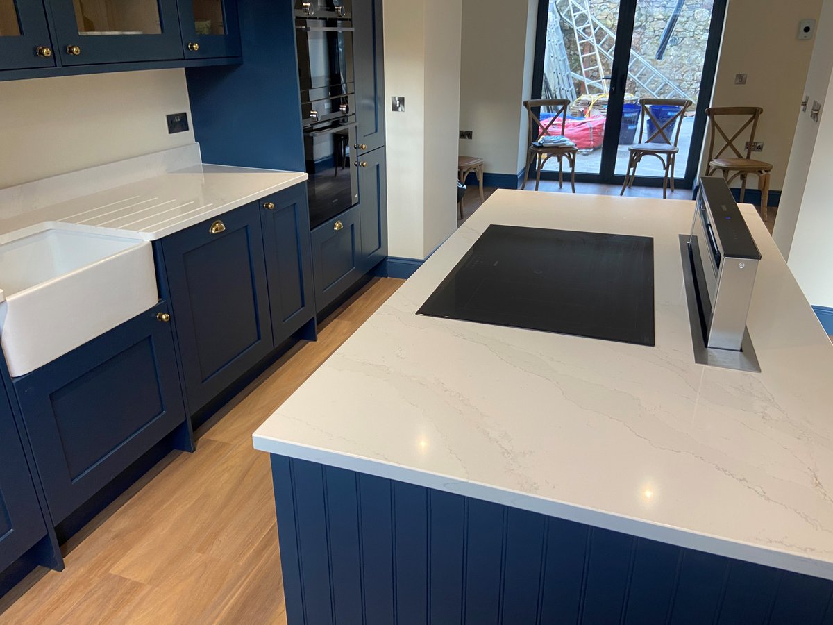 ibuild_wales's tweet photo. Our most recent kitchen project completed. Luxurious Dark Blue painted Ash shaker, Silestone Calacatta worktops &amp; upstand. 
Siemens appliances inc downdraft hood in the island. Bronze cup &amp; knob handles. https://t.co/5CKJYVMjS6