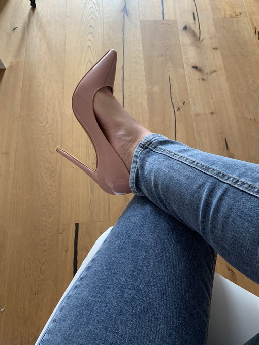 👠 Sonst oft in Sneaker.. 😀 f&uuml;r einen neuen Film darf es auch mal etwas schicker sein 😀  Bist Du mehr<a href="/tag/jeans"class="tags"><span>#jeans</span></a><a href="/tag/heels"class="tags"><span>#heels</span></a><a href="/tag/pumps"class="tags"><span>#pumps</span></a><a href="/tag/lolli"class="tags"><span>#lolli</span></a>