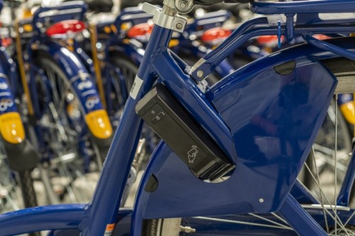 OV_Magazine's tweet photo. Het slot van de OV-fiets van @NS_online gaat voortaan open met de OV-chipkaart. Op station Apeldoorn had men vandaag de primeur.

https://t.co/vDptWnW3vg https://t.co/cifB2xkURn