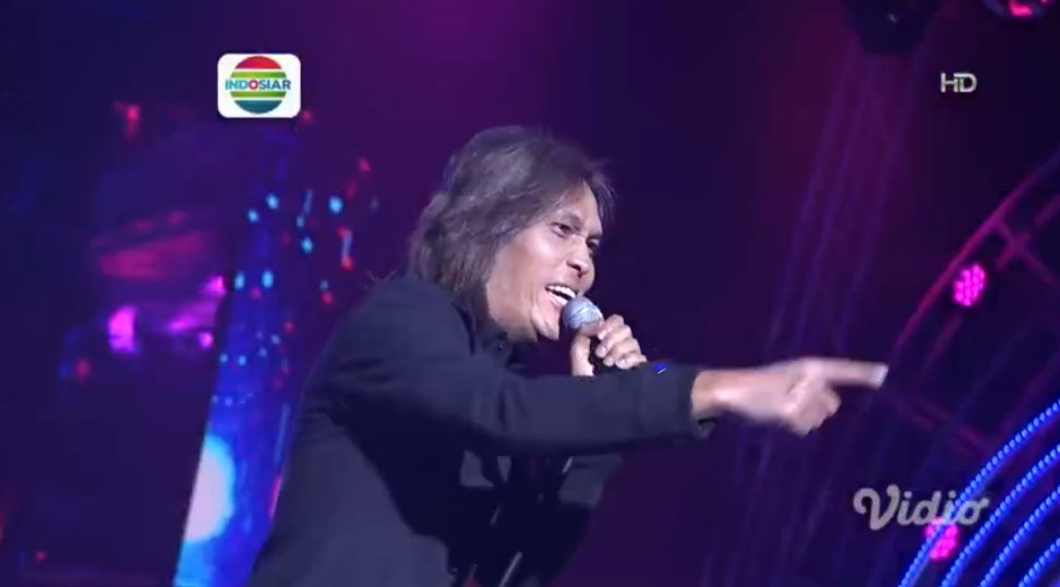 Indosiar's tweet photo. Wah.... 26 menit Dewa 19 feat Once Mekel membawakan lagu - lagu top mereka!
Favorit kalian yang mana nih?
#KonserRaya26Indosiar
#Indosiar26ether https://t.co/2Cc9xUEsor