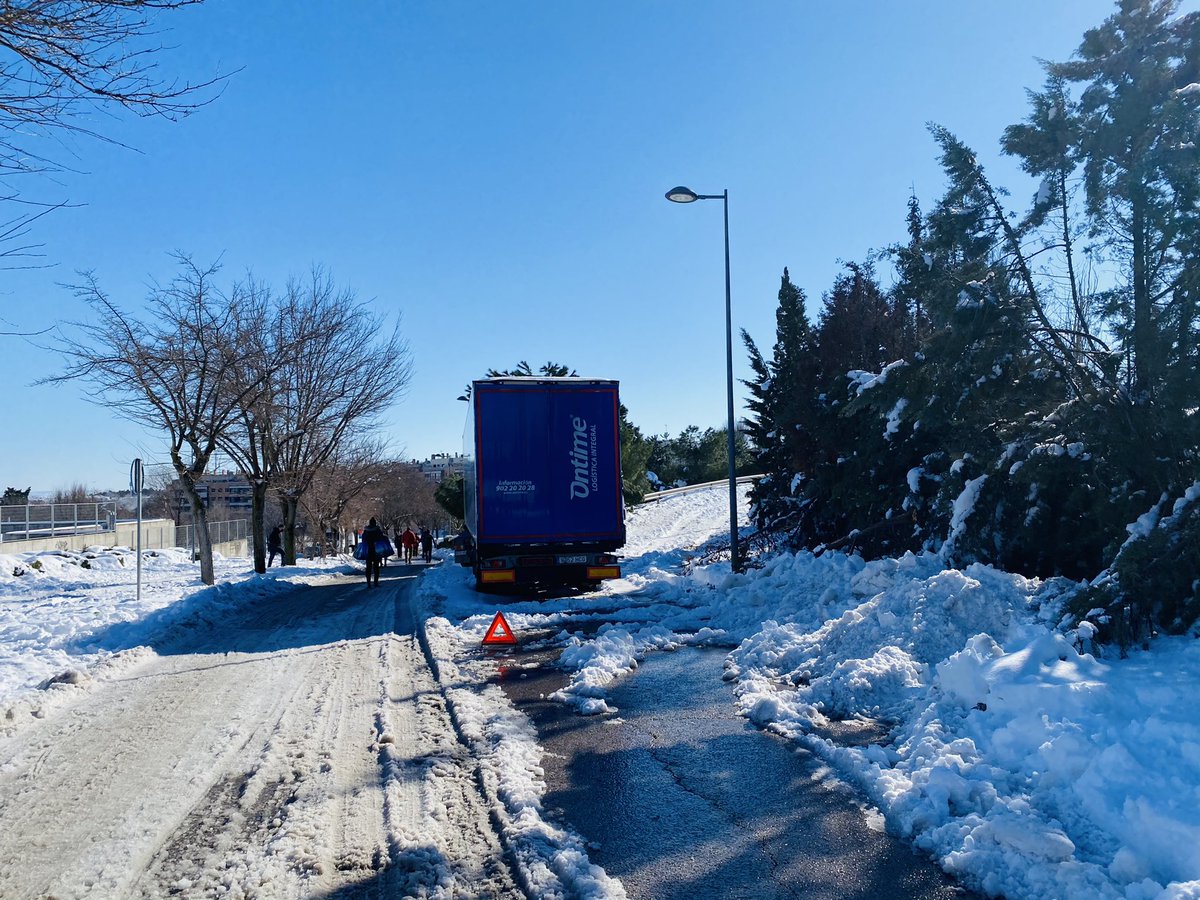 designer_RA's tweet photo. #camiones atascados en la salida de la #A4 de #valdeloro 
@Ayto_Valdemoro @policiavaldmoro https://t.co/ExE7zRpGlx