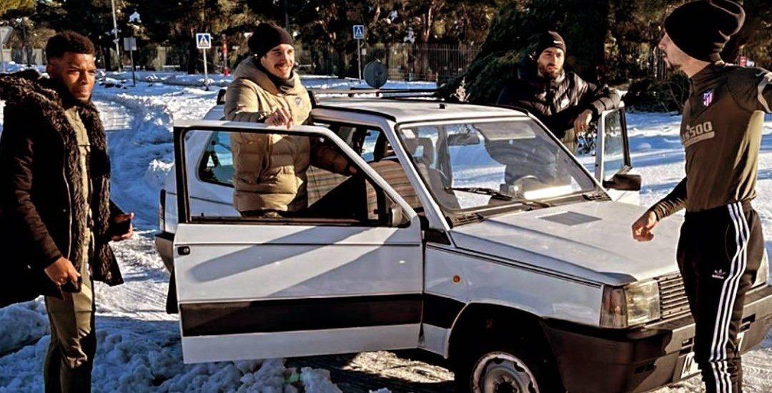 RodrigoFaez's tweet photo. ❄️ Lemar, Vrsaljko, Hermoso y Carrasco han ido en este coche a entrenar 👏🏻 https://t.co/ZY4DEgNX3Y