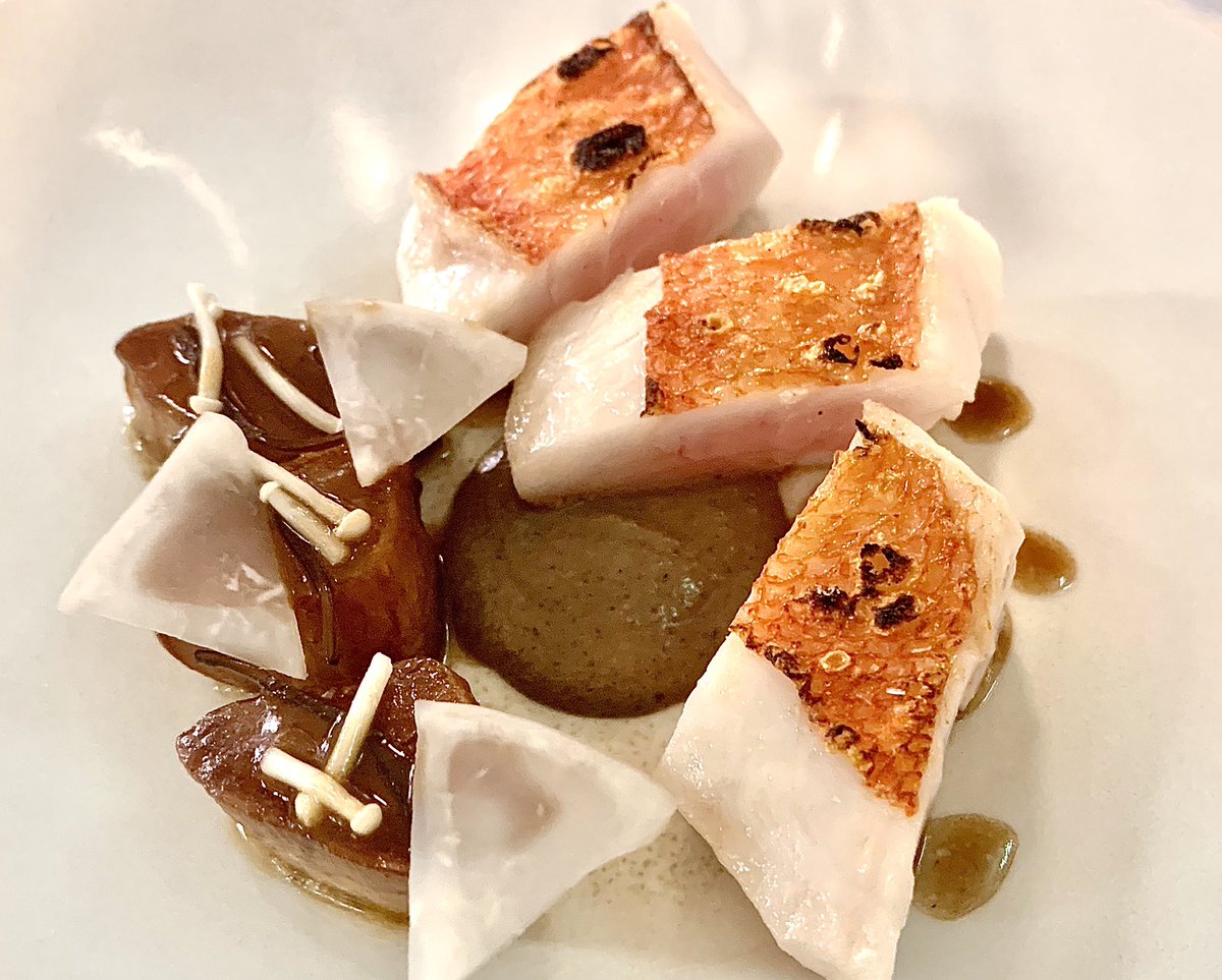 salvador_fab's tweet photo. Beryx de ligne aux sucs de kombu, nous avons adapté une cuisson sur mesure pour ce délicat poisson.
#foodforchange #onechefoneingredient #relaischateaux #slowfood #michelinstar #MICHELINguideBELUX https://t.co/Dnh8HJIzaO