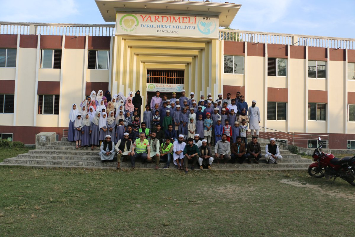 yardimeli's tweet photo. Genel Müdür'ümüz Bahri Bulut Bangladeş'deki Külliyemizi, Arakanlı mülteciler için inşa edilen bambu evleri ziyaret edip su kuyularında incelemelerde bulundu. Yeni su kuyuları ve yeni bambu evleri için start verdi. Kardeş Ailelere emanetleri teslim etti. 
📱https://t.co/ddjLc1PAQ8 https://t.co/XK7L7glYRH