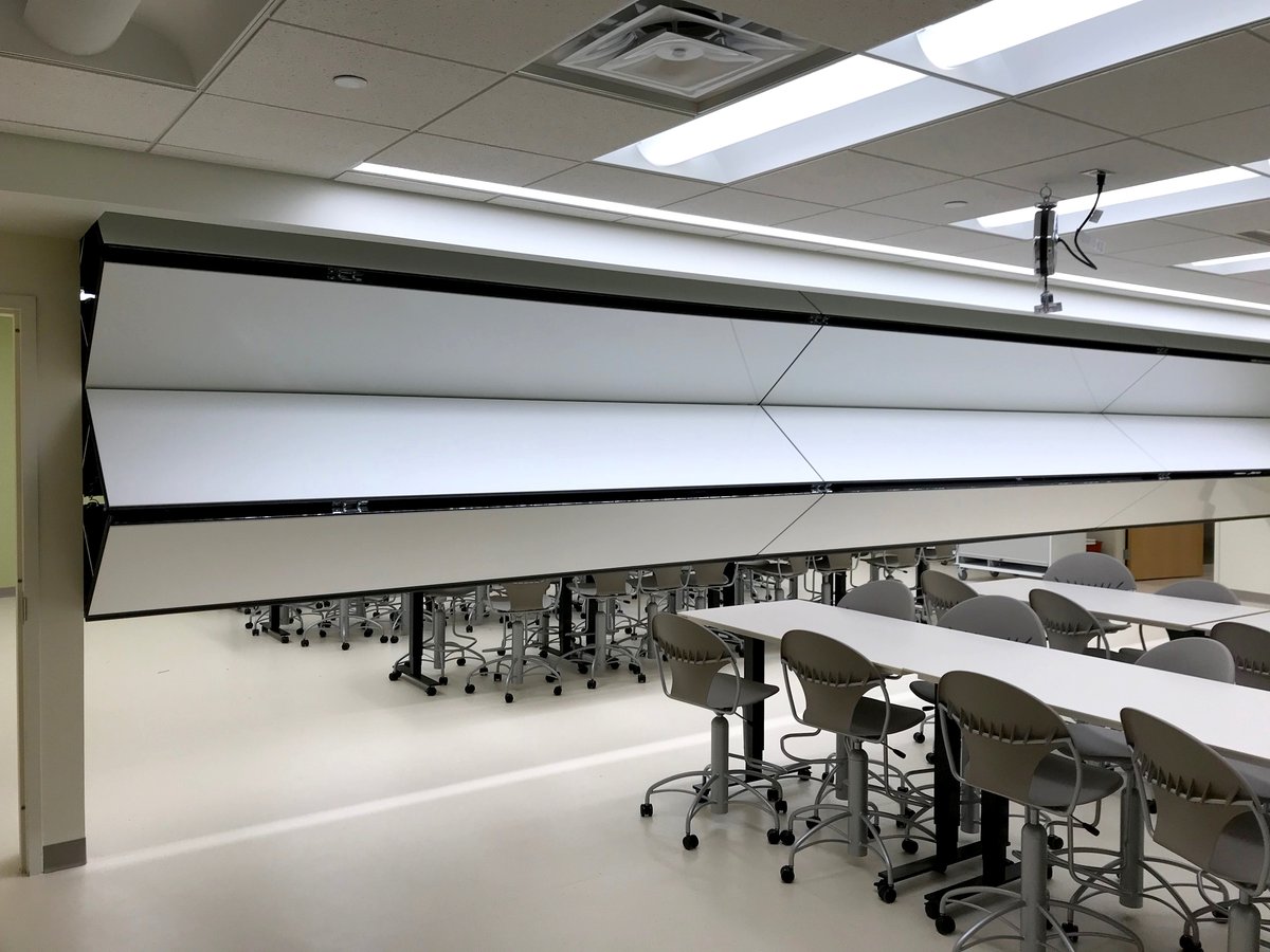 The newly renovated Medical Department at the University of Michigan have installed two 
@skyfoldwalls_ Classic 55 retractable partition in the Clinical Simulation Space. 

Find out more about this University of Michigan Project
bravuradesign.com/project/medica…

#thinkvertical #skyfold