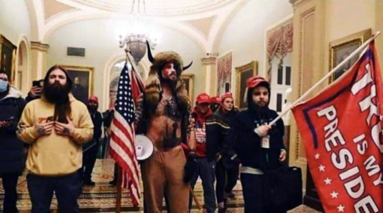 kimerincowley's tweet photo. When the insurrection sends its people, theyโre not sending their best. They're bringing crime, vandalism and very bad fashion sense...
#InsurrectionFail #TrumpIdiots #Trumpocalypse https://t.co/E33MZq1zDl