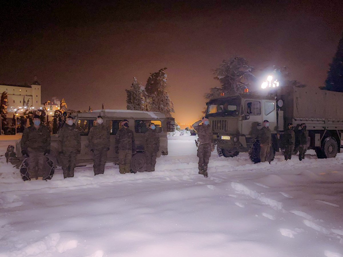 EjercitoTierra's tweet photo. 🔴 El #EjércitodeTierra despliega en #Toledo
La Bri.'Almogávares' #paracaidistas se desplazó anoche y la Bri.'Guzman el Bueno' X en camino, más de 160 #militares y maquinaria. Trabajamos para que se retome la normalidad #BorrascaFilomena #OladeFrío @toledoayto
#SomostuEjército 🇪🇸 https://t.co/SJlJaPTePi