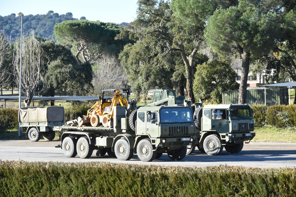 EjercitoTierra's tweet photo. 🔴 El #EjércitodeTierra despliega en #Toledo
La Bri.'Almogávares' #paracaidistas se desplazó anoche y la Bri.'Guzman el Bueno' X en camino, más de 160 #militares y maquinaria. Trabajamos para que se retome la normalidad #BorrascaFilomena #OladeFrío @toledoayto
#SomostuEjército 🇪🇸 https://t.co/SJlJaPTePi