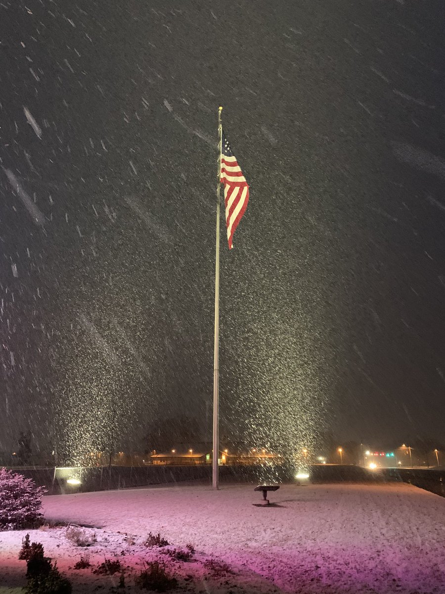 mkeithsmith's tweet image. Snowing in Decatur.  @wxSpinner89 @simpsonwhnt