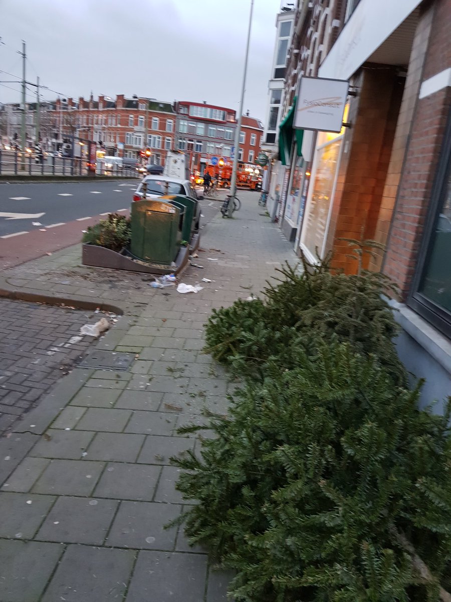 FysioChiro's tweet photo. Beste @GemeenteDenHaag 
Komt er vandaag iemand langs om het #zwerfafval op te halen? 🎄 Vriendelijk dank namens alle collega’s &amp; onze patiënten! #regentesselaan371 https://t.co/epgD5JphZY