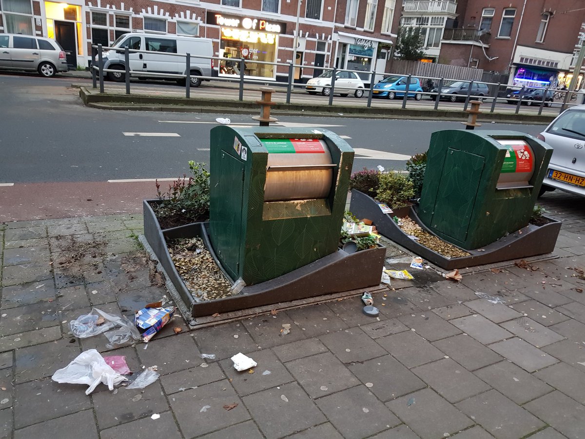 FysioChiro's tweet photo. Beste @GemeenteDenHaag 
Komt er vandaag iemand langs om het #zwerfafval op te halen? 🎄 Vriendelijk dank namens alle collega’s &amp; onze patiënten! #regentesselaan371 https://t.co/epgD5JphZY