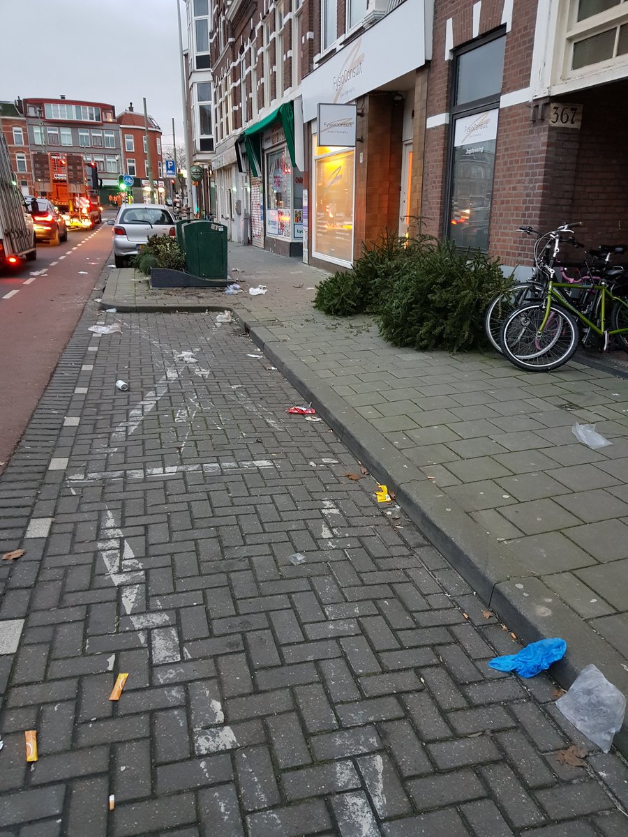 FysioChiro's tweet photo. Beste @GemeenteDenHaag 
Komt er vandaag iemand langs om het #zwerfafval op te halen? 🎄 Vriendelijk dank namens alle collega’s &amp; onze patiënten! #regentesselaan371 https://t.co/epgD5JphZY