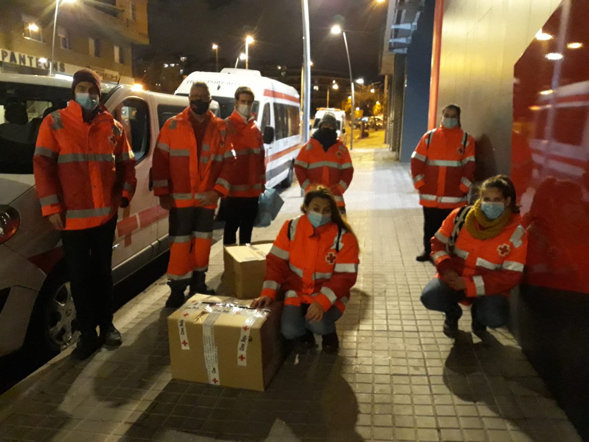 CreuRojaBCN's tweet photo. Balanç operatiu #operaciofred 
✅ 2 nits d'activació x part de @bcn_ajuntament 
✅ 100 persones contactades a carrer
✅ 18 trasllats a centres d'acollida nocturna
✅ 13 persones voluntàries i tècniques activades per part de #CreuRoja 
💪 Gràcies equipàs! #AccióCreuRoja https://t.co/vLHWMbY0ml