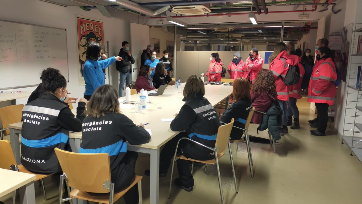 CreuRojaBCN's tweet photo. Balanç operatiu #operaciofred 
✅ 2 nits d'activació x part de @bcn_ajuntament 
✅ 100 persones contactades a carrer
✅ 18 trasllats a centres d'acollida nocturna
✅ 13 persones voluntàries i tècniques activades per part de #CreuRoja 
💪 Gràcies equipàs! #AccióCreuRoja https://t.co/vLHWMbY0ml