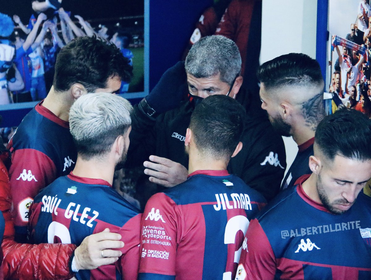 albertolorite's tweet photo. Tan importante es marcar como no encajar!! Últimas instrucciones de Pepe Tirado a la defensa antes de salir!  Vamos chavales!!! 👏🏻👏🏻 https://t.co/7jaNnYSvJs
