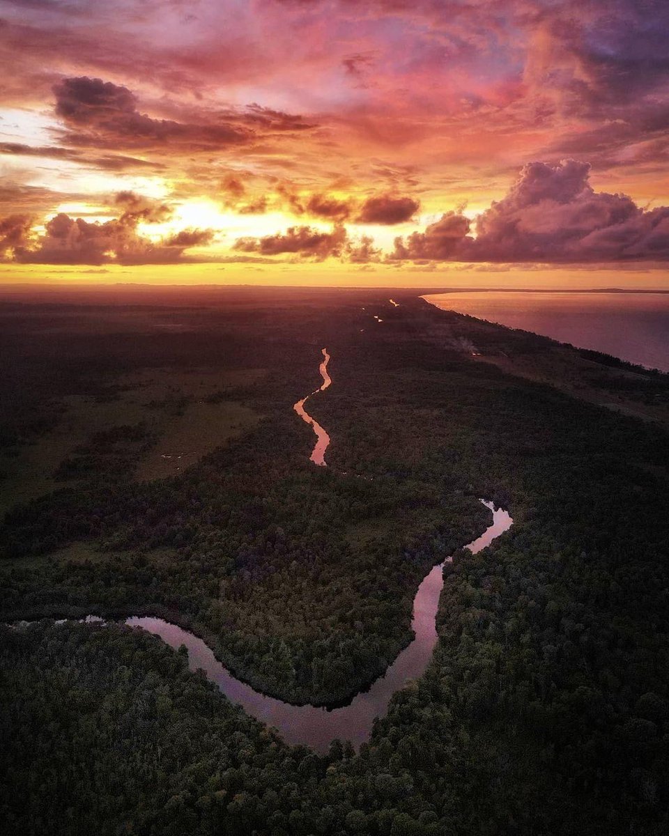 Talk about a stunning sunset. 😍

Did you know sunset anywhere in Sabah is just equally beautiful? Do you have a favourite spot? Tell us by replying this tweet. 

📷 IG: @john980613
📍 Membakut