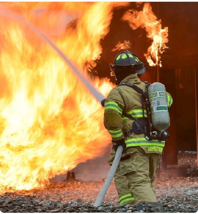 Пожарник стоящий спиной. Поджарый. Картины про пожарных. Для детей. Пожарные тушат пожар.