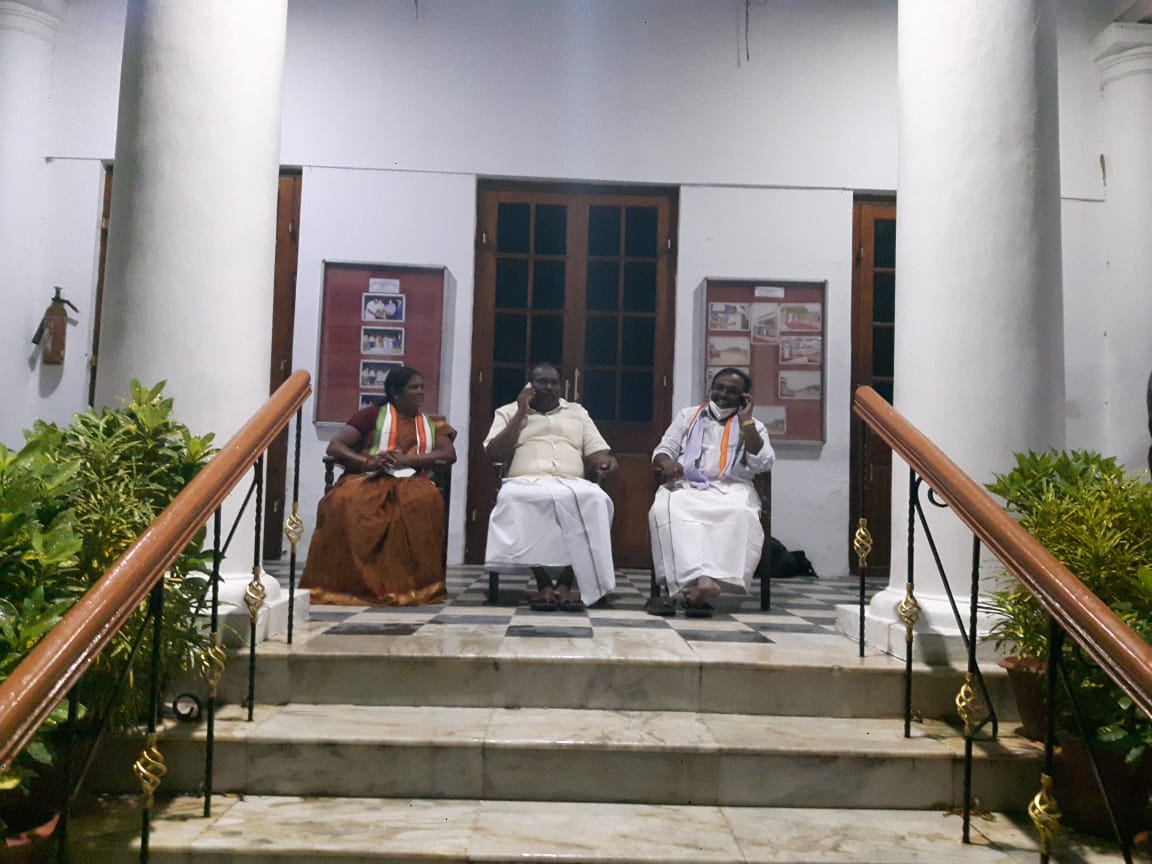 INCPuducherry's tweet photo. The three days protest against Lt. Governor Kiran Bedi was temporarily paused. Hon'ble Welfare Minister Shri. Kandasamy started in-house agitation at Puducherry Legislative Assembly until the Lt. Governor clears all the 15 files sent.

#GoBackKiranbedi

#INCIndia
#INCPuducherry https://t.co/1IhE3H3leT